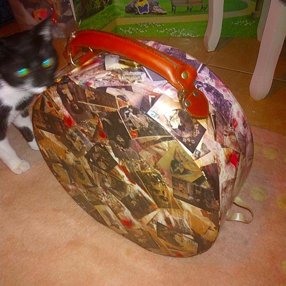 Round pictured carrying case